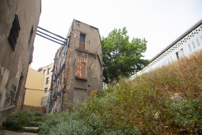 El edificio del número 5 de la calle Paer Rufes se encuentra en este estado.