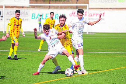 Los jugadores del Lleida se acercaron a saludar a los tres aficionados azules que se desplazaron a Ibiza.