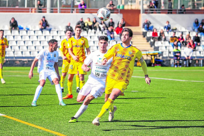 Los jugadores del Lleida se acercaron a saludar a los tres aficionados azules que se desplazaron a Ibiza.