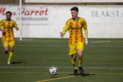 Los jugadores del Lleida se acercaron a saludar a los tres aficionados azules que se desplazaron a Ibiza.