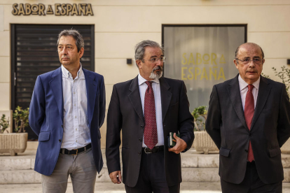 L'extorero Vicente Barrera; el candidat de Vox a la Presidència de la Generalitat Valenciana, Carlos Flores, i el diputat al Congrés i president de Vox Valencia, Ignacio Gil Lázaro, a la seua arribada a una reunió.