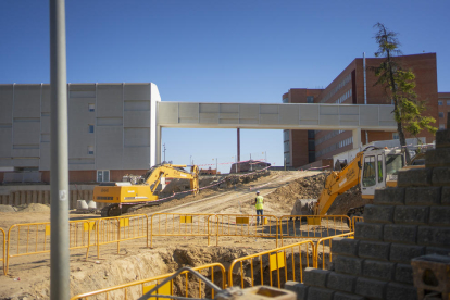 Obras para la construcción del nuevo edificio de consultas en el hospital Arnau de Vilanova.