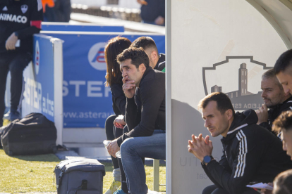 Pere Martí, pensativo en el banquillo durante el partido de ayer.