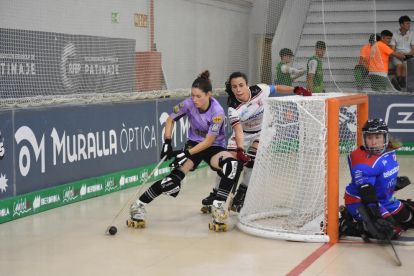 Les jugadores del Vila-sana saluden els seguidors que es van desplaçar ahir fins a Calafell per recolzar-les a les semifinals.