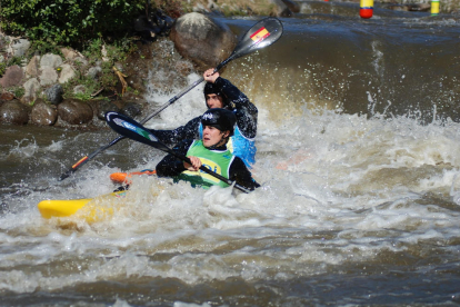 Numeroso público seguió las evoluciones de los palistas en el Parc del Segre de La Seu.