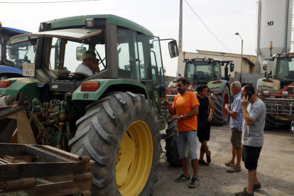 Pagesos de Baldomar preparant-se per sortir al camp per mirar de frenar les flames de l'incendi d'Artesa de Segre.