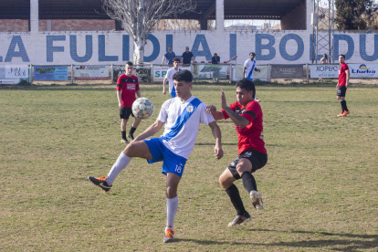 Un jugador de la Fuliola intenta controlar la pilota davant de la pressió rival.