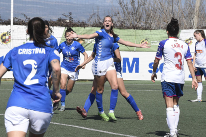 Kira Chinatsu, que va jugar ahir el primer matx com a titular amb l’AEM, disputa una pilota amb la capitana de l’Eibar.