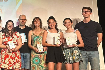 Carles Gòdia (segundo izq.) recogió su premio el 19 de julio. 