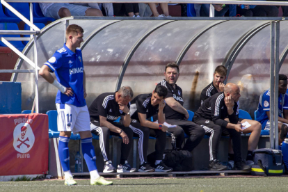 Viadero, contrariado en el banquillo, hablando con su segundo entrenador, Marc Castellsagué.