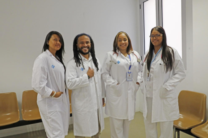 De izquierda a derecha, Nathalie Colimon, Efrain García, Jenniffer Figuereo y Eliana Ysabel Duran, en Urgencias, donde trabajan.