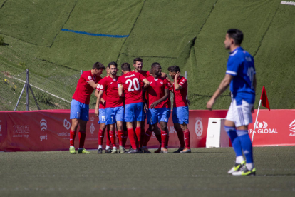 Una veintena de aficionados leridanos viajaron al partido y consolaron a los jugadores tras la derrota.