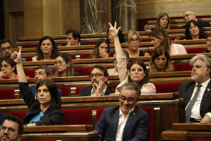 La portaveu d'ERC, Marta Vilalta, i la portaveu de Junts, Mònica Sales, emeten el vot a favor i l'abstenció, respectivament, a la votació del Pla Estadístic.