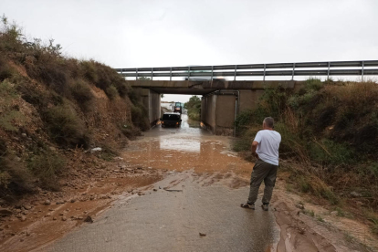 Una furgoneta atrapada en un pont de la C-12 a Torrelameu