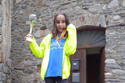 Aran Plens Benseny, con medalla y trofeo tras ganar una carrera.