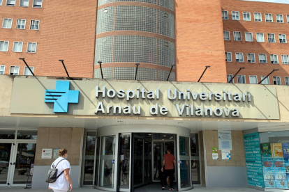 La nova porta giratòria de l'Hospital Universitari Arnau de Vilanova de Lleida.