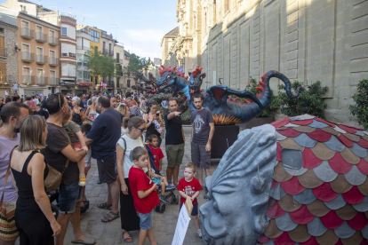 Nens contemplant la Tarasca de Cervera.