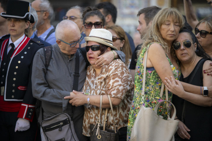 Víctimes i familiars dipositen flors sobre el Pla de l’Os, on el 2017 es va aturar la furgoneta després de l’atropellament massiu.