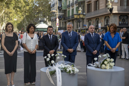 Víctimes i familiars dipositen flors sobre el Pla de l’Os, on el 2017 es va aturar la furgoneta després de l’atropellament massiu.