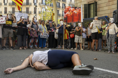 Víctimes i familiars dipositen flors sobre el Pla de l’Os, on el 2017 es va aturar la furgoneta després de l’atropellament massiu.