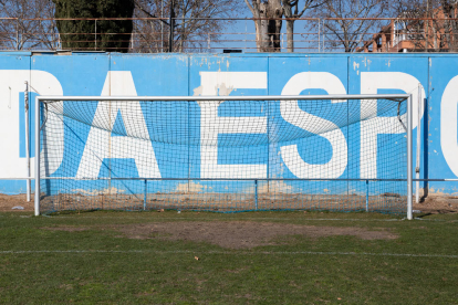 Les porteries de l’Annex eren més baixes del que és reglamentari i no es va poder disputar el partit.