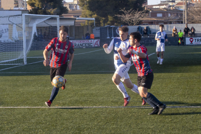Jugadores del Tàrrega y del Sabadell B pugnan por el control del balón. 