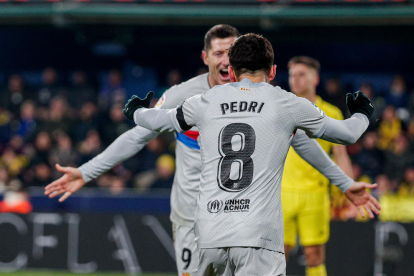 Jugadors del Barcelona celebren el gol de Pedri que acabaria donant-los una victòria que reforça encara més el seu liderat a la Lliga.