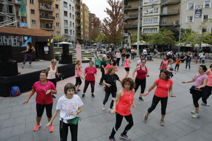 L'AECC de Lleida va organitzar ahir una zumbató solidària a la plaça Ricard Viñes