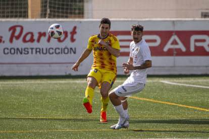 Joan Campins debutó ayer con el Lleida, partiendo en el once inicial como central por la derecha.