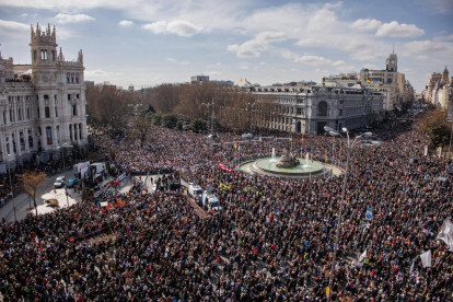 Cientos de miles de personas manifestándose ayer en una abarrotada plaza de Cibeles, en Madrid.