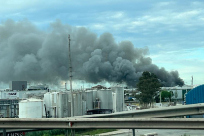 Imagen del denso humo que produjo el incendio de la empresa cárnica en Barcelona.