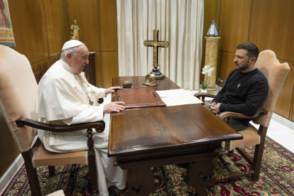 Volodímir Zelenski se reunió durante 40 minutos con el papa Francisco en el Vaticano.