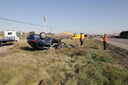 Dos persones van resultar ferides greus ahir al matí en un accident a la C-12 a Lleida.