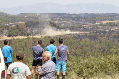 El incendio de Castellar de la Ribera se convirtió ayer en una de las principales preocupaciones de los Bomberos, junto a Lladurs, mientras los vecinos esperaban preocupados. 