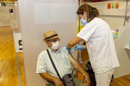 Un home va rebre al setembre la tercera dosi a Lleida.