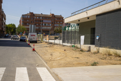 Vista del tram de la vorera que passa per davant de la nova escola.