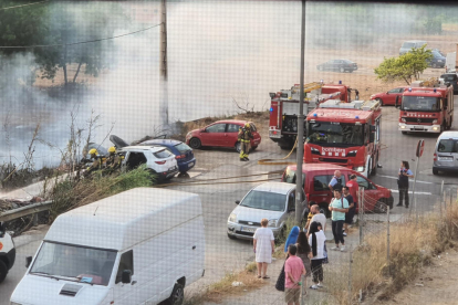 L’incendi va afectar vegetació d’un solar i vehicles que estaven a prop ahir al carrer Garraf.