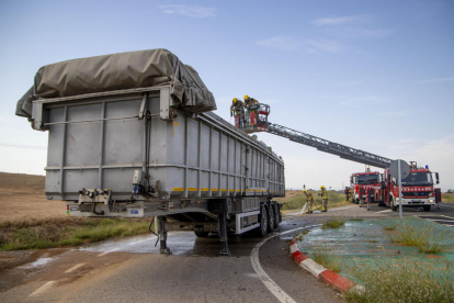 Los Bomberos apagaron ayer un incendio en un camión en Alfés. 