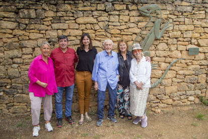 Vallverdú y su esposa, ayer con Carme Vidalhuguet y la familia Jové junto a ‘Llanga’ en la Era del Guino.