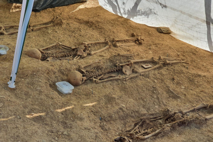 Los arqueólogos han exhumado cuatro de los seis cuerpos localizados por el momento.