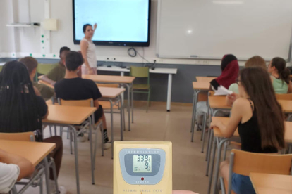 Clase en un aula de un instituto de Lleida ciudad con casi 34 grados ayer hacia las 13.00 horas.