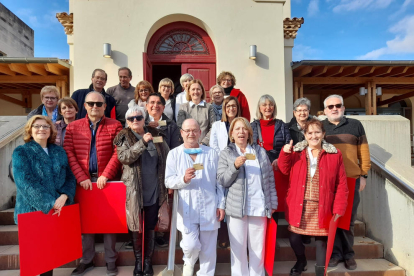 Homenaje  -  El hospital Santa Maria acogió ayer el tradicional acto de homenaje a los ¡ sanitarios que se han jubilado en 2022 o que cumplen 25 años de carrera. Recibieron como obsequio una litografía firmada por el artista leridano Antoni Uce ...