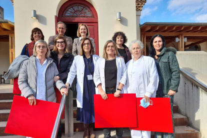 Homenaje  -  El hospital Santa Maria acogió ayer el tradicional acto de homenaje a los ¡ sanitarios que se han jubilado en 2022 o que cumplen 25 años de carrera. Recibieron como obsequio una litografía firmada por el artista leridano Antoni Uce ...