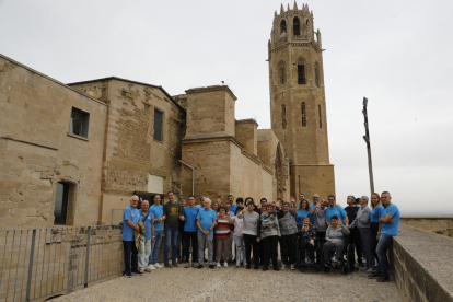 Empleados de CaixaBank acompañaron ayer a un grupo de usuarios de la Fundació Aspamis durante una visita a la Seu Vella. 