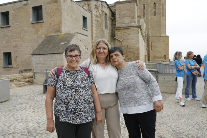 Empleats de CaixaBank van acompanyar ahir un grup d’usuaris de la Fundació Aspamis durant una visita a la Seu Vella.