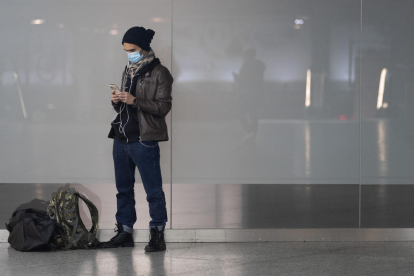 Un viatger a l'estació d'Atocha de Madrid.