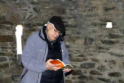 Joan Antoni Baron, uns dels promotors de Vall Ferrera Llegeix, amb un llibre dins l'ermita Sant Quirc d'Alins.