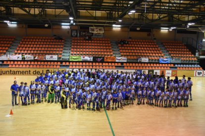 Foto de familia de toda la base del Lleida Llista Blava de la presente temporada, que ha contado con unos 120 jugadores y jugadoras repartidos en 19 equipos y la Escoleta.