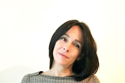 L’escriptora de Lleida Núria Muñoz Aige, amb el seu nou llibre.