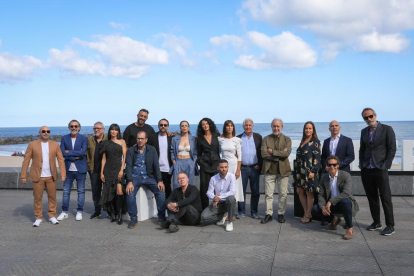 Els actors i l’equip tècnic, a la presentació de la sèrie ‘La novia gitana’ ahir, a Sant Sebastià.